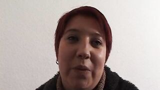 Laura 25 Jahre kraeftig geht Ihrem freund waehrend des Casting nicht Fremd oder