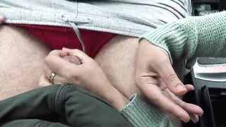 Une fille Algerienne a des relations sexuelles avec un homme plus age dans sa voiture dans une banlieue de Marseille